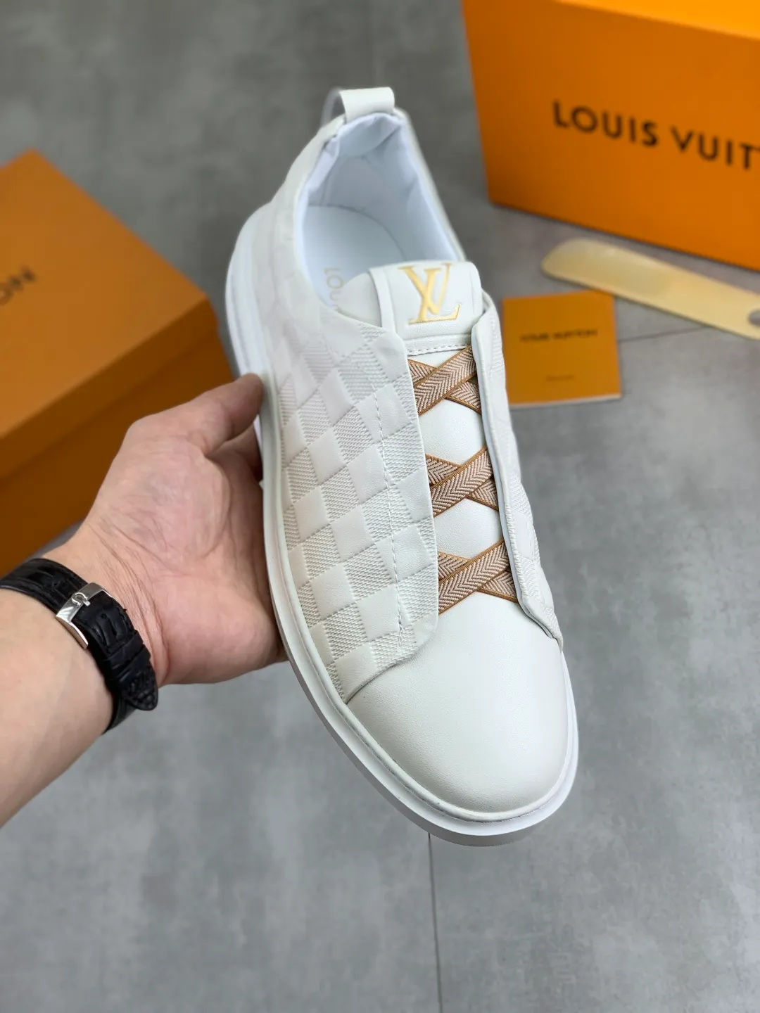Men's men's shoes P440💰【Real price】Yangli🆘 💭💭New model launched【LOUlS VUlTTON】Louis Vuitton's new low-top men's shoes, high quality, support inspection! This style comes from Italy, very energetic and creative, giving people a comfortable and atmospheric visual impact❗Synchronization, the upper is made of silk calfskin with the original LV, imported soft sheepskin lining🐑Purely hand-stitched; LV original rubber outsole 4️⃣colors available Code number: 38~44